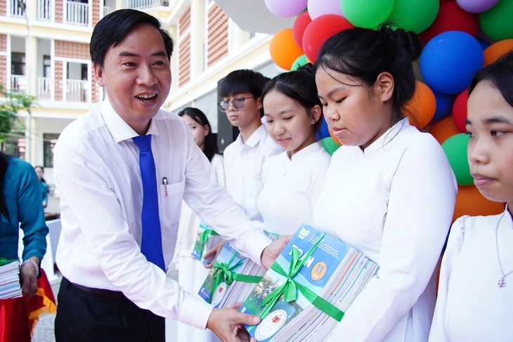 Xã đầu tiên quy định quản lý điện thoại, mạng xã hội của học sinh - Ảnh 3.