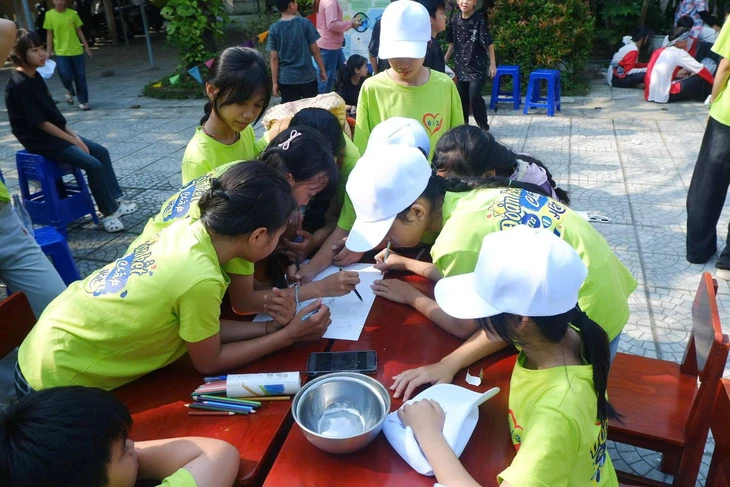 Xã đầu tiên quy định quản lý điện thoại, mạng xã hội của học sinh - Ảnh 2.