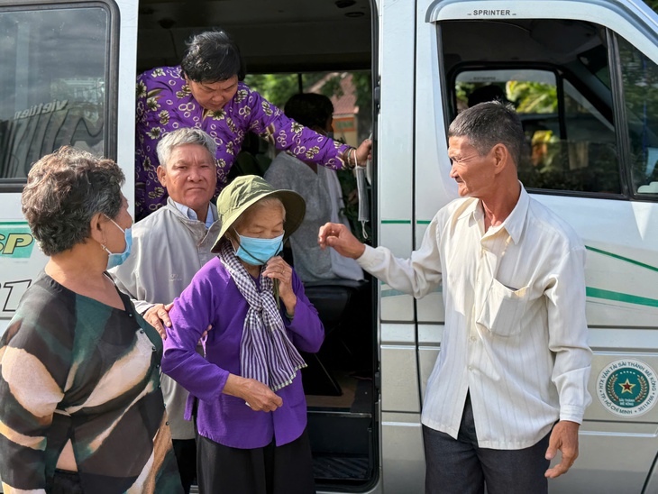  Chúng tôi đến công viên Lê Thị Riêng thắp nhang cho 'anh hai' và đồng đội - Ảnh 2.