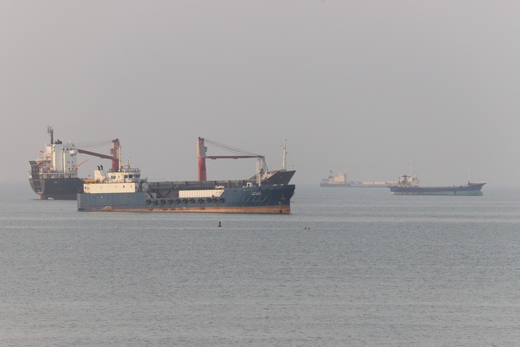 Hoạt động lưu thông qua eo biển Hormuz bị ảnh hưởng gì nếu Mỹ áp phí 20%? - Ảnh 1.