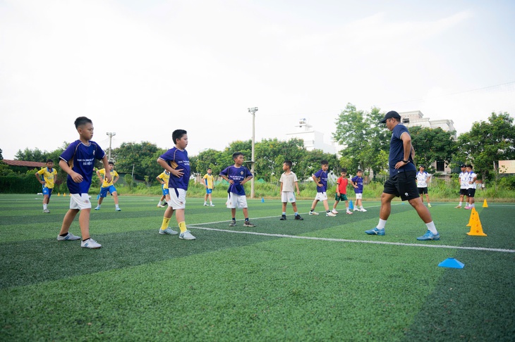 Đại biểu HĐND Đỗ Vinh Quang hiện thực hóa cam kết về bóng đá học đường - Ảnh 6.