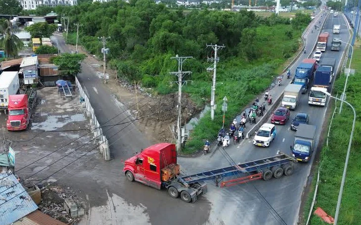Bạn đọc và người dân đặt câu hỏi về việc xử lý bãi xe container tự phát dọc trục Võ Chí Công - Ảnh 3.