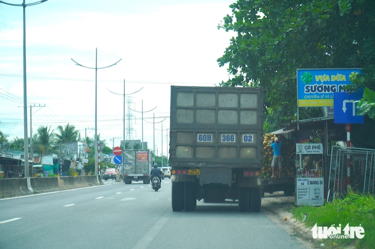 Tình trạng dừng đỗ xe trái phép gây mất an toàn giao thông tại đường cao tốc TP . HCM - Trung Lương - Ảnh 3.