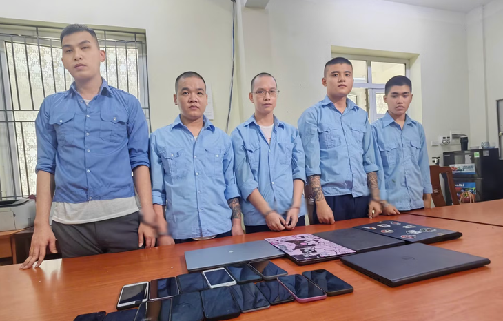 Triệt phá 2 nhóm sản xuất, mua bán phần mềm vượt sinh trắc học cho tội phạm - Ảnh 1.