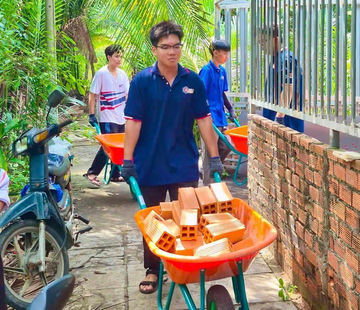 Viên gạch tình bạn dưới nắng tháng 7: Mùa hè xanh 2026 tại Hiệp Phước - Ảnh 5.