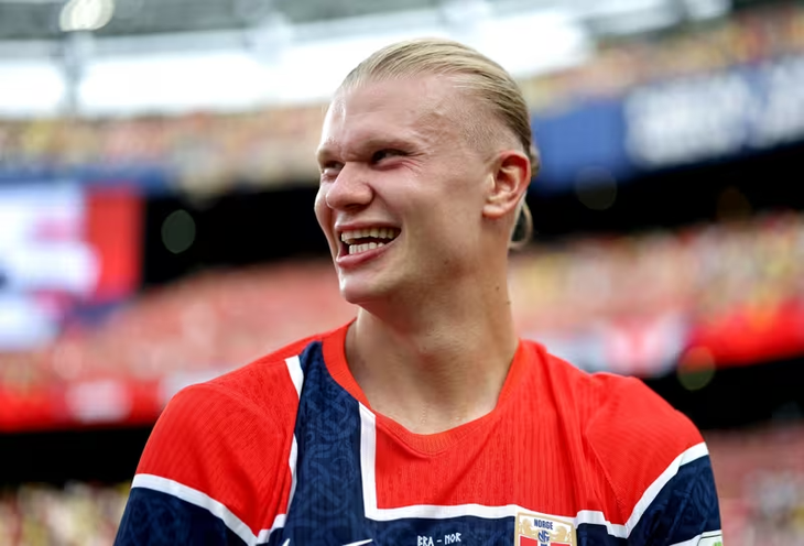 Erling Haaland mang gấu mèo 'say xỉn' về Na Uy sau kỳ World Cup gây sốt - Ảnh 4.