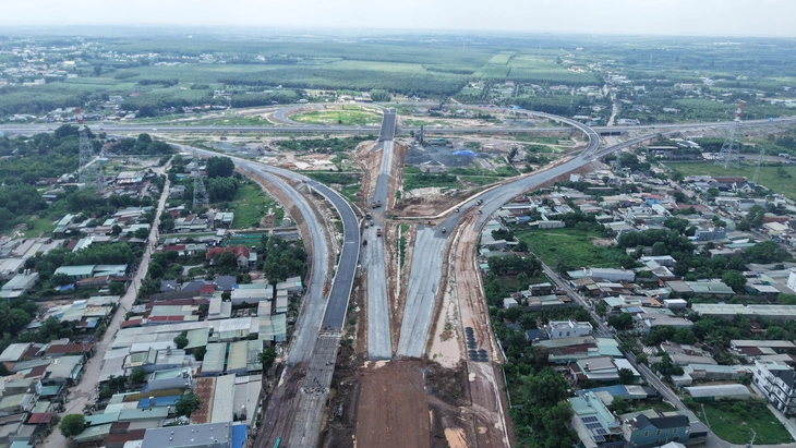 Nhiều tuyến cao tốc nằm ở các trục giao thông huyết mạch Đồng Nai – TP.HCM đã định hình và hướng về sân bay Long Thành. - Ảnh 1.
