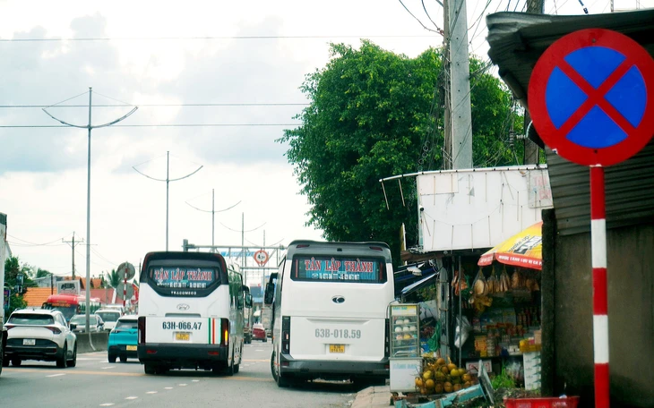 Chạy dưới tốc độ tối thiểu, cắt hai làn trên cao tốc tài xế bị phạt gần 6 triệu đồng - Ảnh 3.