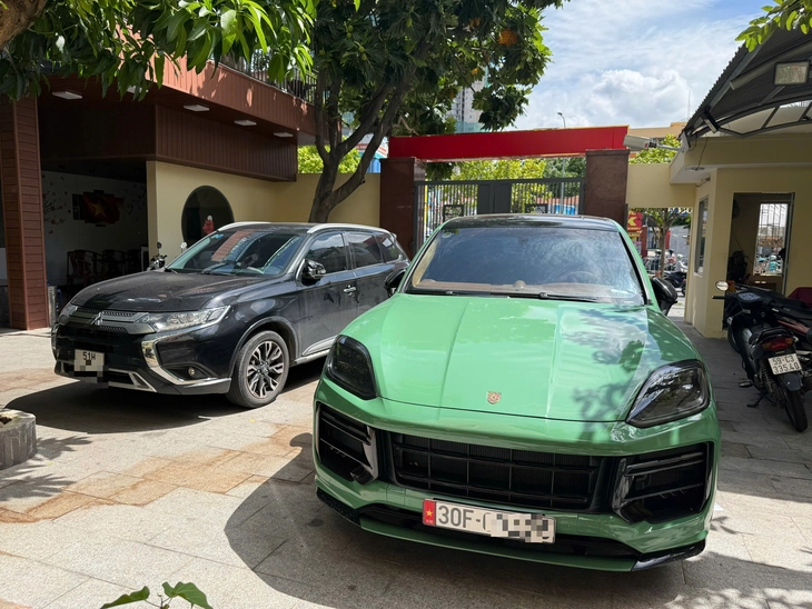 Bắt khẩn cấp 2 tài xế Porsche và Mitsubishi ẩu đả giữa ngã tư trung tâm TP.HCM - Ảnh 2.