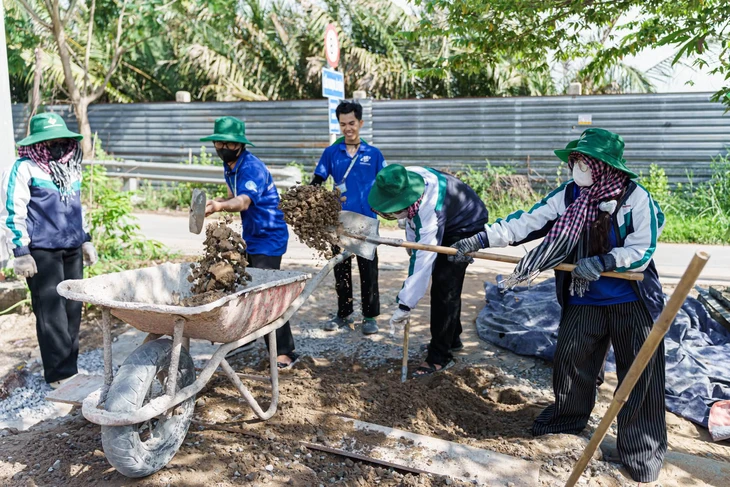 Viên gạch tình bạn dưới nắng tháng 7: Mùa hè xanh 2026 tại Hiệp Phước - Ảnh 1.
