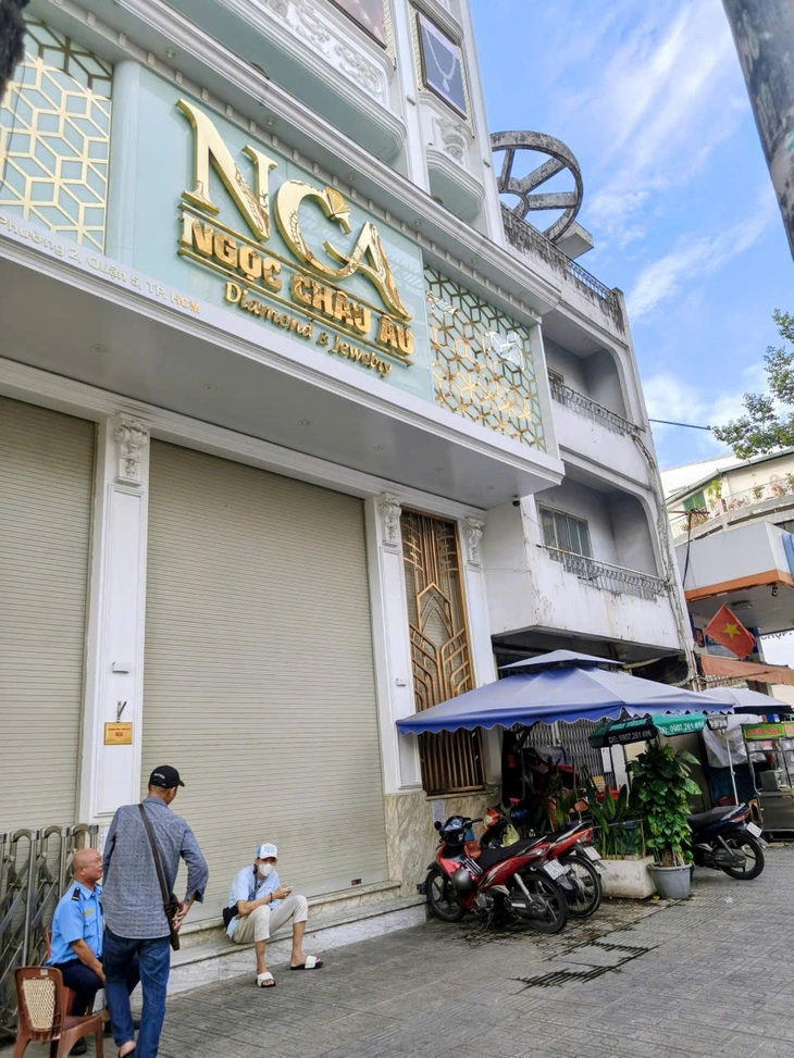 Nhiều tiệm kim cương cửa đóng then cài sau thông tin khởi tố chủ tiệm Kim Lý, Ngọc Tâm, Ngọc Châu Âu - Ảnh 1.