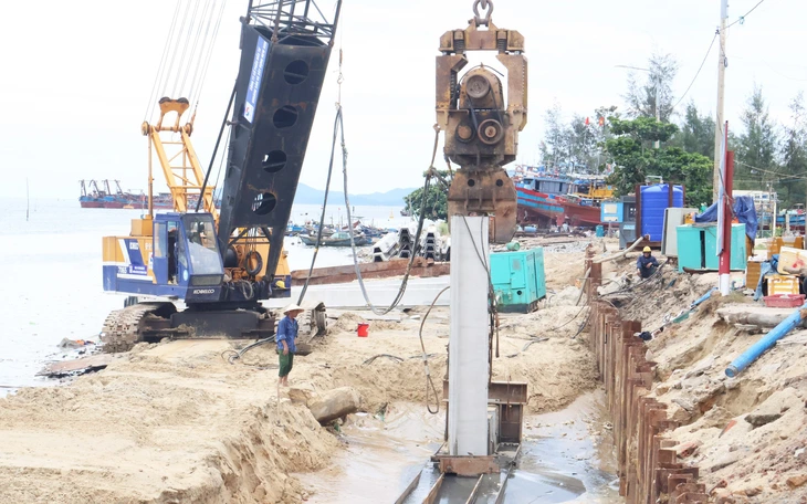 Kè chống sạt lở gần 200 tỉ đồng thành hình, dân ven biển vơi nỗi lo sóng dữ - Ảnh 11.