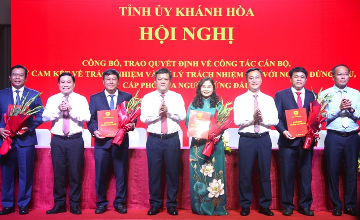 Người đứng đầu, cấp phó ở Khánh Hòa ký cam kết điều hành đạt yêu cầu - Ảnh 3.