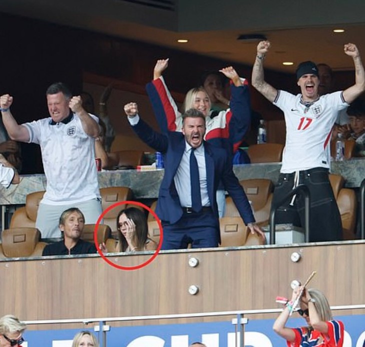David Beckham lên tiếng bảo vệ Victoria sau khi màn 'ăn mừng' World Cup khác thường của cô - Ảnh 2.