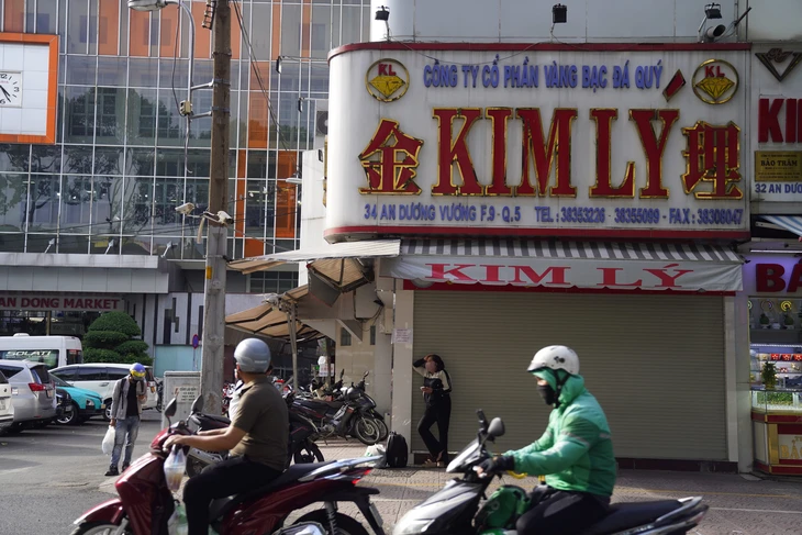 Nhiều tiệm kim cương cửa đóng then cài sau thông tin khởi tố chủ tiệm Kim Lý, Ngọc Tâm, Ngọc Châu Âu - Ảnh 3.
