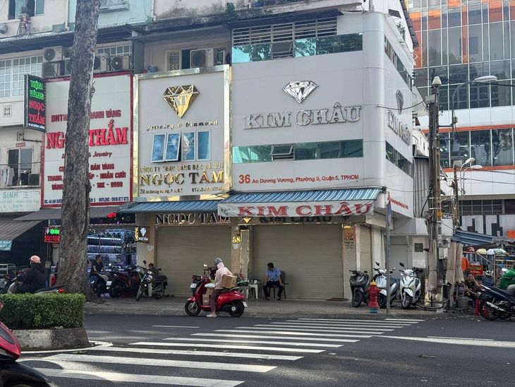 Tiệm vàng Kim Lý, Ngọc Tâm đồng loạt đóng cửa - Ảnh 1.