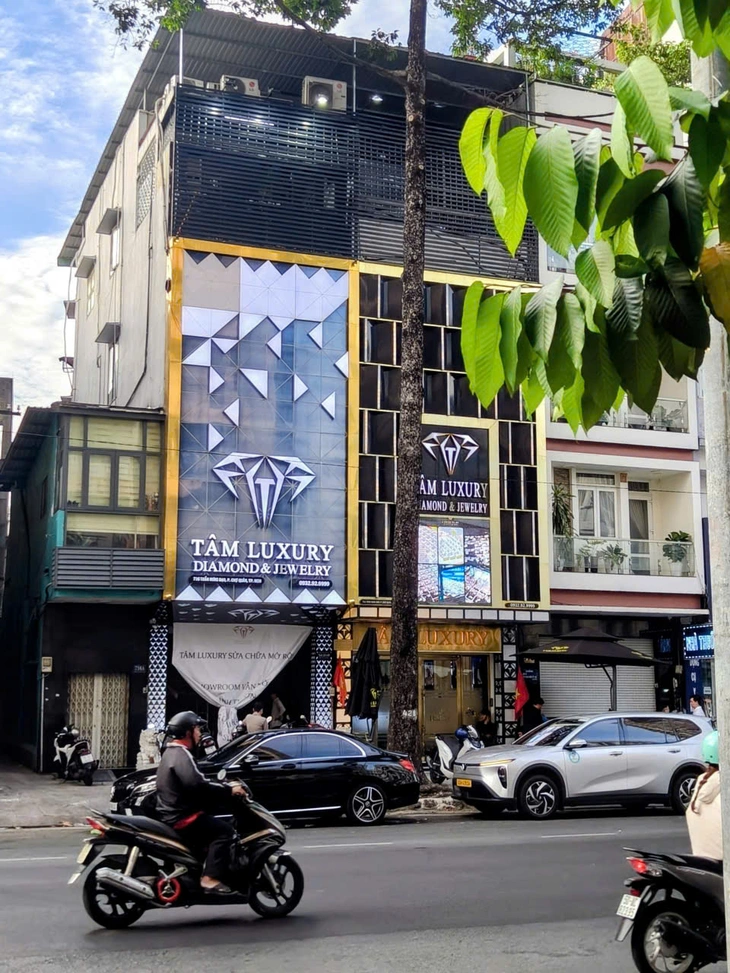 Nhiều tiệm kim cương cửa đóng then cài sau thông tin khởi tố chủ tiệm Kim Lý, Ngọc Tâm, Ngọc Châu Âu - Ảnh 2.