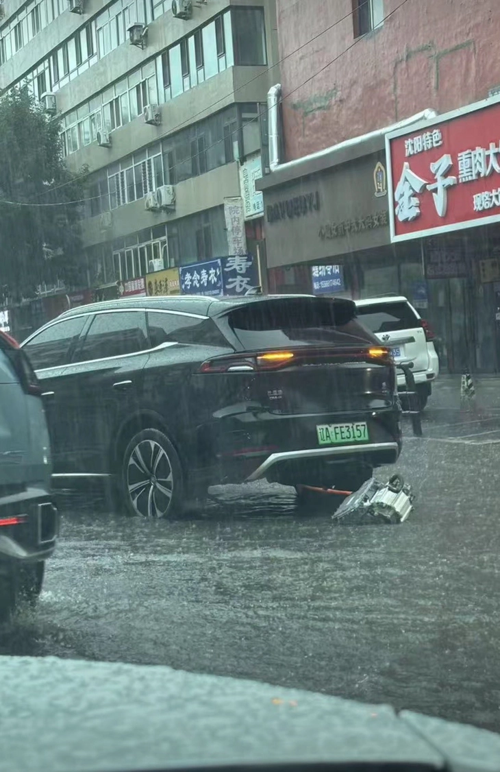 Xe điện Trung Quốc rơi cả cụm mô tơ giữa đường ngập - Ảnh 1.