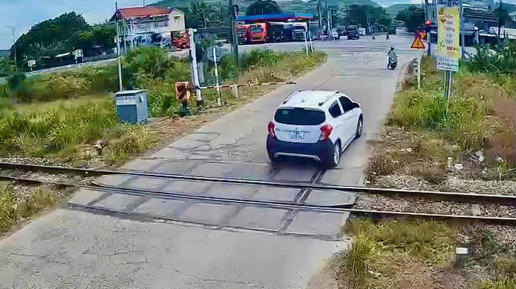 2 tài xế ở Đắk Lắk bị xử lý khi lái ô tô vượt rào chắn đã hạ - Ảnh 2.