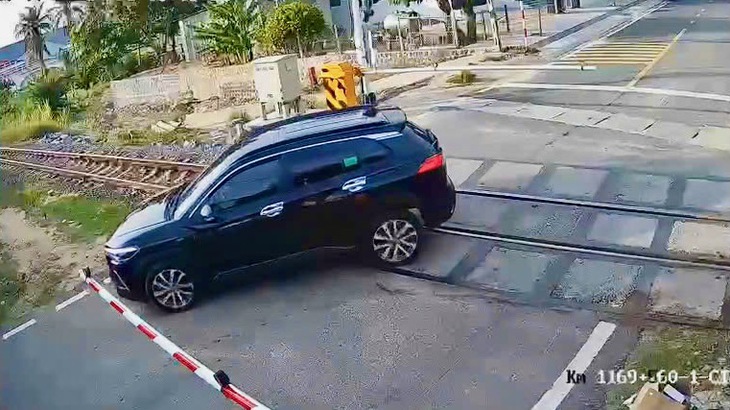 2 tài xế ở Đắk Lắk bị xử lý khi lái ô tô vượt rào chắn đã hạ - Ảnh 1.