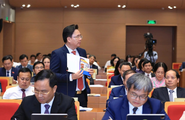 Đại biểu HĐND TP Hà Nội mang vỏ thuốc bảo vệ thực vật vào nghị trường chất vấn Chủ tịch phường - Ảnh 2.
