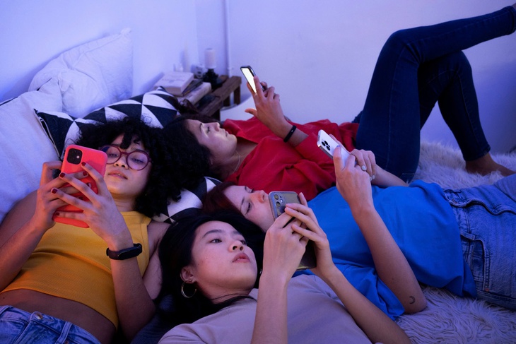 Anh đề xuất 'giờ giới nghiêm' xài mạng xã hội ban đêm cho thanh thiếu niên 16-17 tuổi - Ảnh 1.