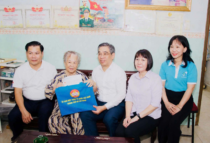 Phó bí thư Thành ủy Nguyễn Phước Lộc thăm, chúc thọ Mẹ Việt Nam anh hùng dịp 79 năm Ngày Thương binh - Liệt sĩ - Ảnh 2.
