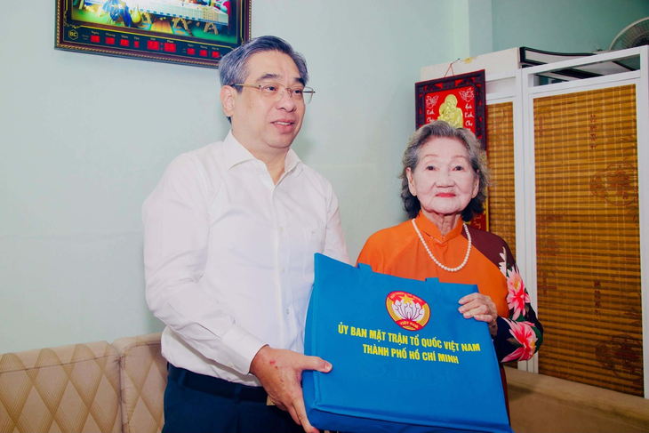 Phó bí thư Thành ủy Nguyễn Phước Lộc thăm, chúc thọ Mẹ Việt Nam anh hùng dịp 79 năm Ngày Thương binh - Liệt sĩ - Ảnh 1.