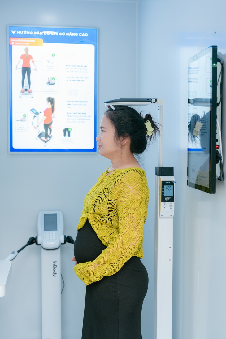 Trạm Công dân số tại phố đi bộ Nguyễn Huệ mang tiện ích y tế số đến gần dân - Ảnh 3.
