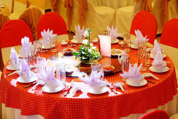 Gia chủ đám cưới 'mang tiếng' vì mời khách nhiều, đặt bàn ít - Ảnh 1.