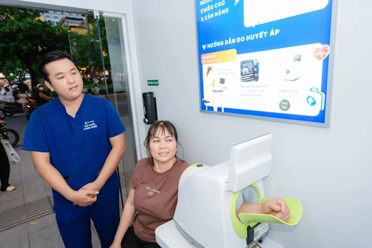 Trạm Công dân số tại phố đi bộ Nguyễn Huệ mang tiện ích y tế số đến gần dân - Ảnh 7.