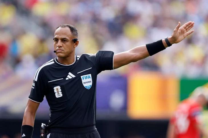 Dân Anh tức giận vì FIFA chọn 'trọng tài ưa thích Messi' ở trận bán kết giữa Anh với Argentina - Ảnh 1.