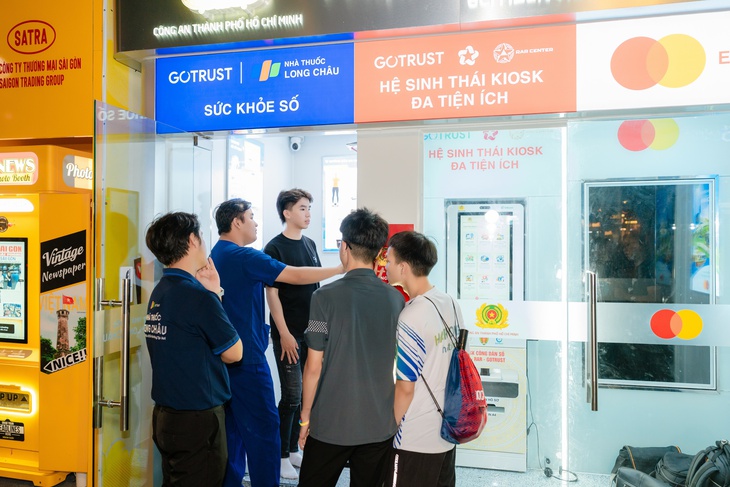 Trạm Công dân số tại phố đi bộ Nguyễn Huệ mang tiện ích y tế số đến gần dân - Ảnh 9.