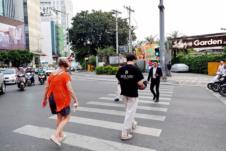 Đi bộ đúng vạch kẻ đường lại bị chê là 'bày đặt' - Ảnh 2.