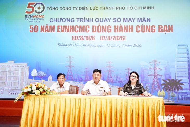  Những món quà trao tay tri ân chặng đường dài - Ảnh 2.