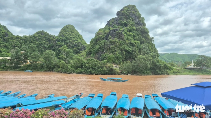 Thủ phủ du lịch Phong Nha lao đao vì sông Son đục ngầu bất thường giữa cao điểm hè - Ảnh 1.