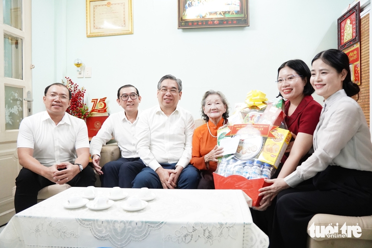 Lãnh đạo TP.HCM thăm, chúc thọ Mẹ Việt Nam Anh hùng dịp 79 năm ngày Thương binh - Liệt sĩ - Ảnh 1.