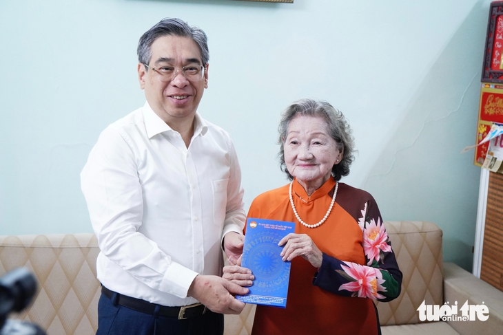 Lãnh đạo TP.HCM thăm, chúc thọ Mẹ Việt Nam Anh hùng dịp 79 năm ngày Thương binh - Liệt sĩ - Ảnh 2.