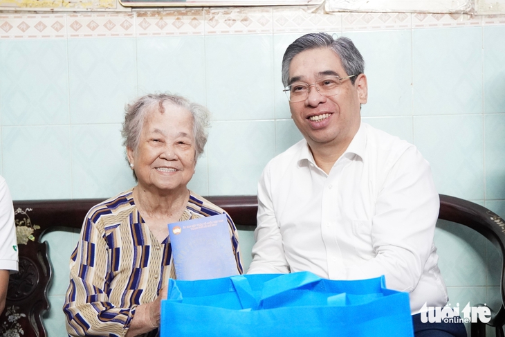 Lãnh đạo TP.HCM thăm, chúc thọ Mẹ Việt Nam Anh hùng dịp 79 năm ngày Thương binh - Liệt sĩ - Ảnh 3.