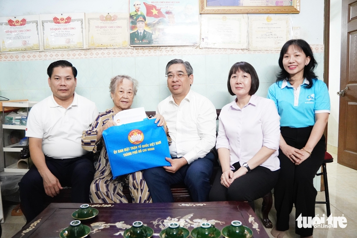 Lãnh đạo TP.HCM thăm, chúc thọ Mẹ Việt Nam Anh hùng dịp 79 năm ngày Thương binh - Liệt sĩ - Ảnh 4.