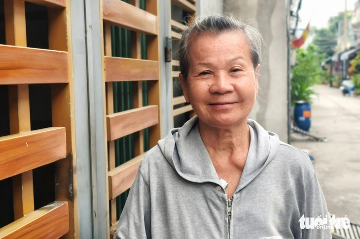 Cụ bà lượm ve chai ấm lòng khi được giấy khai sinh ở tuổi 73 - Ảnh 2.