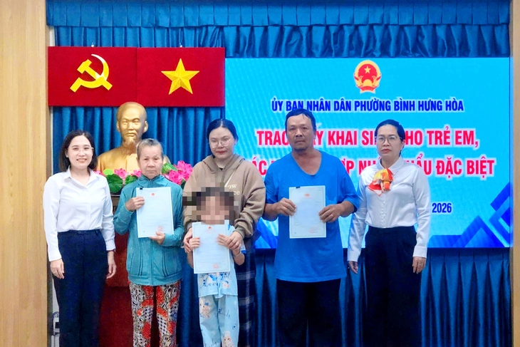 Cụ bà lượm ve chai ấm lòng khi được giấy khai sinh ở tuổi 73 - Ảnh 1.