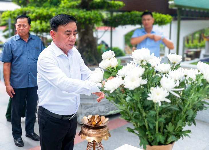 Thường trực Ban Bí thư Trần Cẩm Tú dâng hương tri ân các anh hùng liệt sĩ tại Ngã ba Đồng Lộc - Ảnh 2.