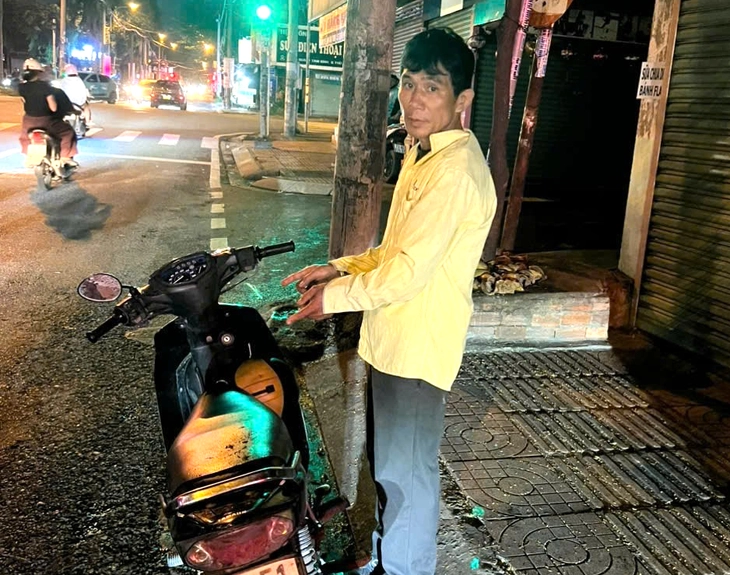 Xuyên đêm lần theo dấu vết, Công an TP.HCM bắt kẻ trộm xe máy sau 36 giờ nhận tin báo - Ảnh 1.