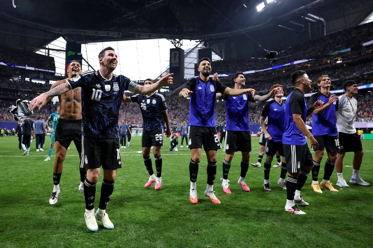Cổ động viên thế giới thán phục với tuyển Argentina và Messi - Ảnh 1.