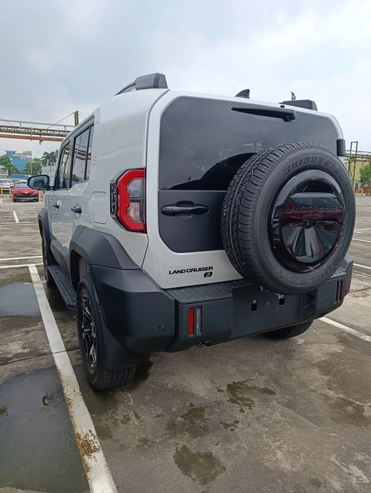 Toyota Land Cruiser FJ cập cảng Việt Nam, giá dự kiến hơn 1,1 tỉ đồng - Ảnh 3.