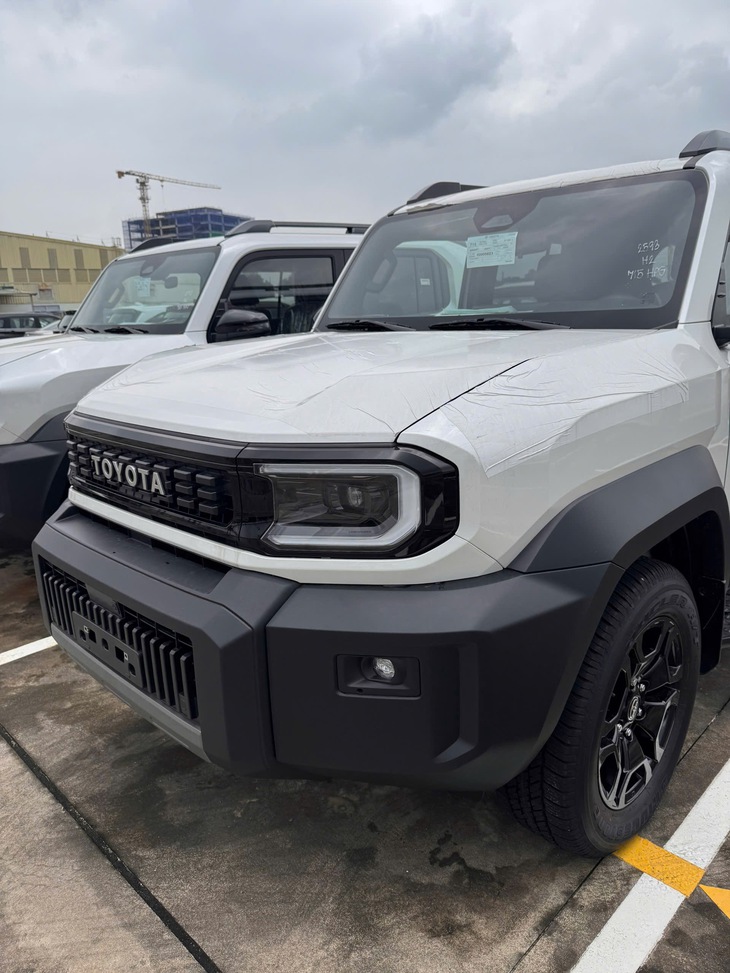 Toyota Land Cruiser FJ cập cảng Việt Nam, giá dự kiến hơn 1,1 tỉ đồng - Ảnh 2.