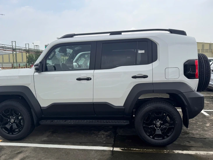 Toyota Land Cruiser FJ cập cảng Việt Nam, giá dự kiến hơn 1,1 tỉ đồng - Ảnh 4.
