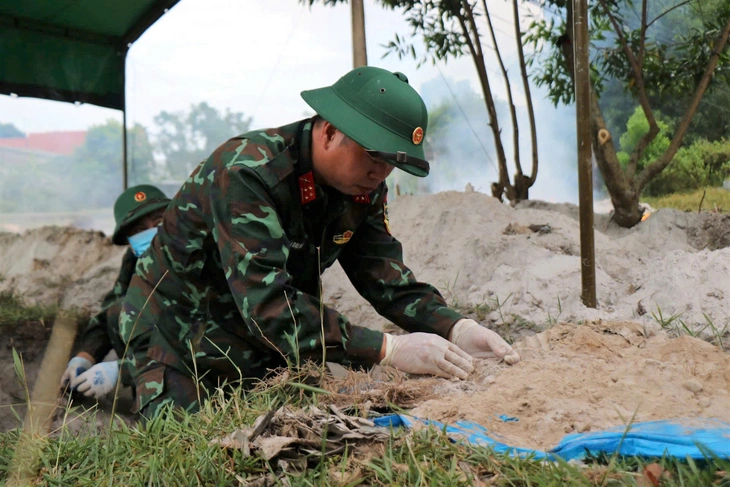 Hàng chục chiếc ba lô không người nhận và cuộc tìm kiếm liệt sĩ dưới trảng cát 2,5 ha - Ảnh 3.