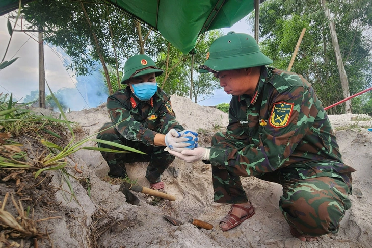 Hàng chục chiếc ba lô không người nhận và cuộc tìm kiếm liệt sĩ dưới trảng cát 2,5 ha - Ảnh 1.